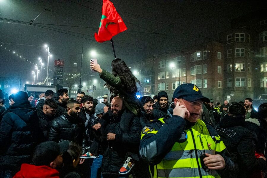 foto van feestvierende marrokanen in amsterdam