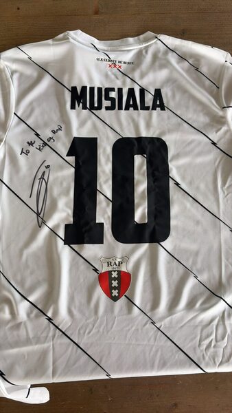 Gesigneerd RAP-shirt met naam Musiala en nummer 10, met de tekst To the kids of RAP