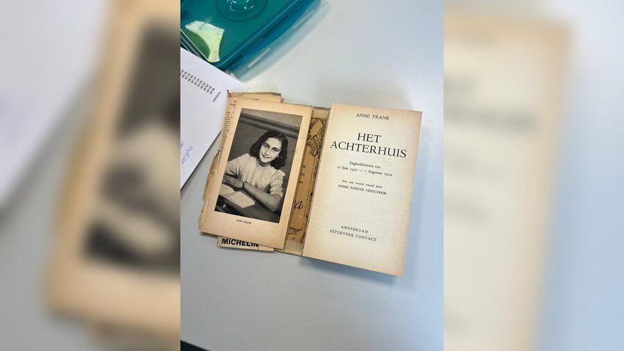 Het gevonden boek, met de stoffen kaft.